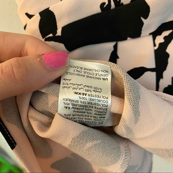 WHBM - Pink and Black Floral V Neck Blouse 😍 - Picture 3 of 6